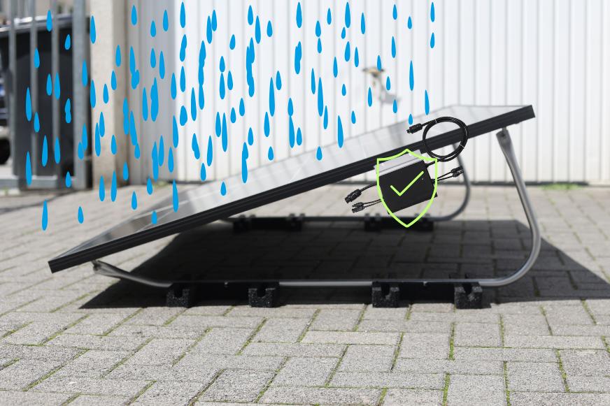 Der Wechselrichter ist vor Regen geschützt und an der Rückseite der hängenden oder aufgeständerten Solarmodule angebracht.